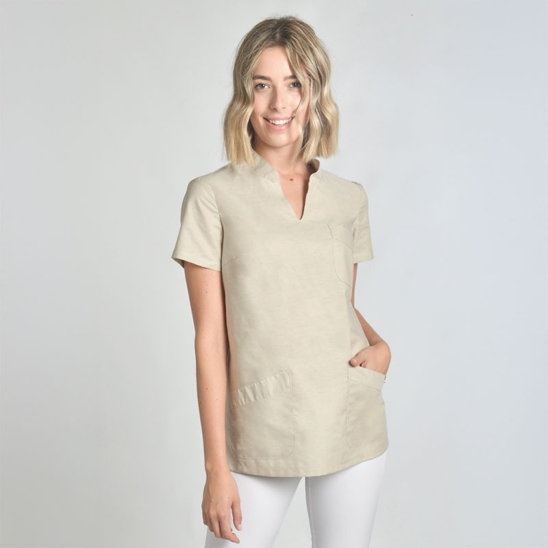 Camisola enfermera con cuello mao beige Dyneke - casadelasbatas.com
